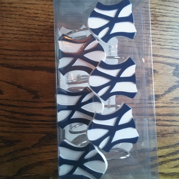 NEW YORK YANKEES - SHOWER CURTAIN HOOKS (SET OF 12) - Picture 4 of 4